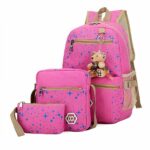 Zaino con motivo a stella con ciondolo a forma di orsetto rosa su sfondo bianco