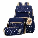 Zaino con motivo a stella con portachiavi a forma di orso blu e marrone e sfondo bianco
