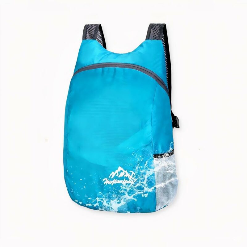 IMG_Zaino bleu_turquoise_étanche_pliable_1F Ecco uno zaino perfetto per lo sport, le escursioni o i viaggi. Leggero e impermeabile, questo zaino è facile e pratico da maneggiare e trasportare, con una capacità totale di meno di venti litri per tutta la sua attrezzatura.