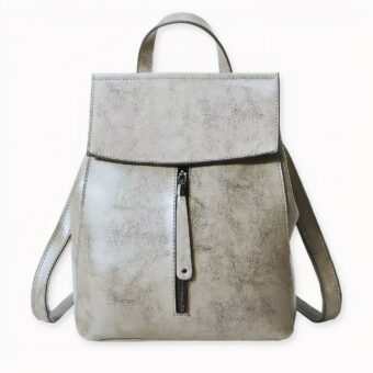 Questo zaino in pelle in stile vintage è perfetto per la donna moderna in viaggio. È realizzato in vera pelle bovina, quindi è durevole e robusto, oltre ad essere resistente all'acqua e all'usura. Inoltre, è abbastanza spazioso da contenere tutti i suoi oggetti essenziali e ha una comoda tracolla per essere trasportato facilmente.