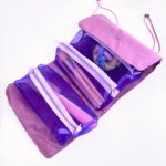 Borsa cosmetica multitasche da donna rosa e viola con sfondo bianco