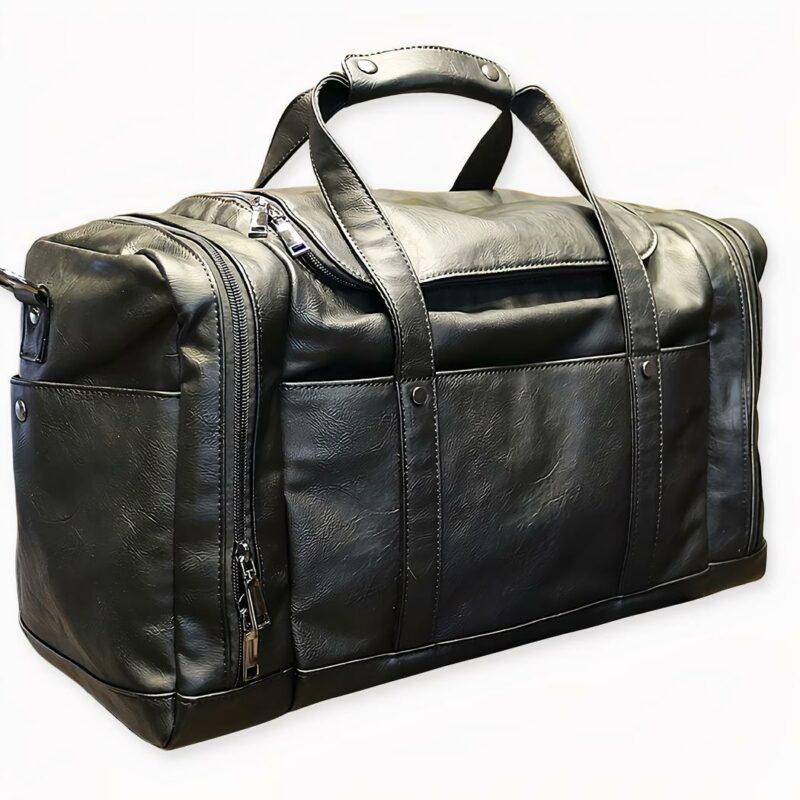Grande borsa da viaggio multitasche in pelle vegana nera su sfondo grigio chiaro.