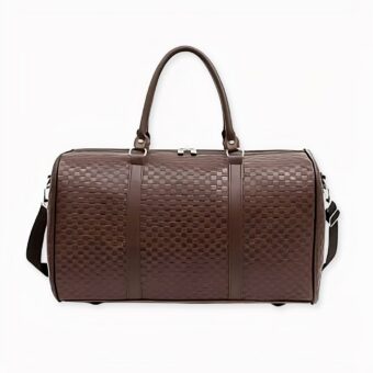 Grande borsa da viaggio impermeabile in similpelle di colore marrone su sfondo grigio chiaro.