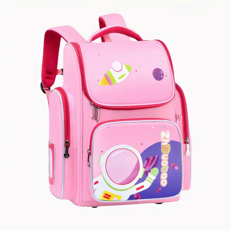 Zaino a cartella rosa con motivo astronauta sulla tasca anteriore con zip. Una tasca con zip su ciascun lato, lo scomparto principale ha una chiusura a zip. Spallacci imbottiti. Le cerniere sono rosse.