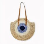 Cerca una borsa da spiaggia chic e casual per quest'estate? Ecco il nostro nuovo gioiellino: la borsa da spiaggia rotonda in paglia intrecciata da donna! Realizzata in paglia naturale intrecciata e dotata di una tracolla in pelle ultraresistente, questa borsa da spiaggia bohémien aggiunge un tocco di stile al suo abbigliamento.