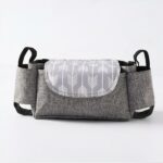 Borsa per carrozzina con motivo di accessori per bambini grigi con sfondo bianco