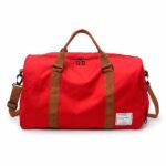 Borsa da viaggio grande con tracolla marrone rossa e sfondo bianco
