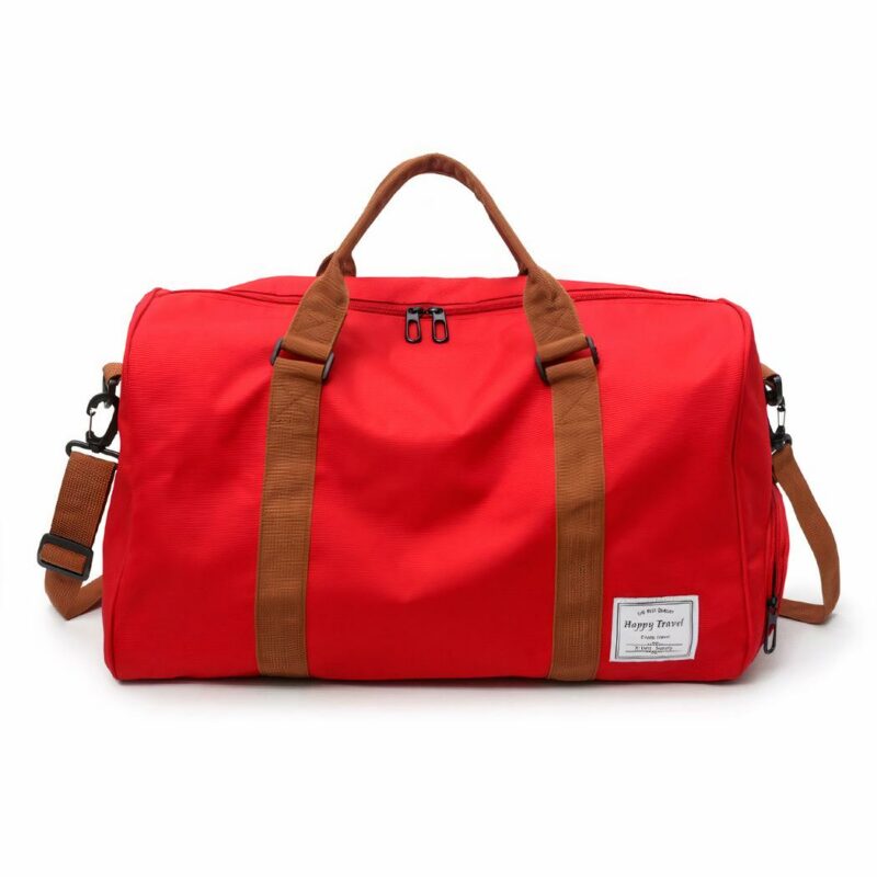 Borsa da viaggio grande con tracolla marrone rossa e sfondo bianco
