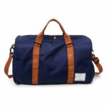 Borsa da viaggio grande con tracolla blu e marrone e sfondo bianco