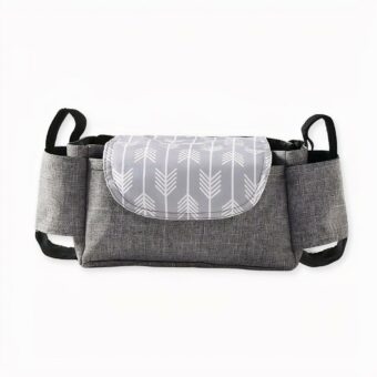 Questa graziosa borsa per passeggino è perfetta per trasportare tutti gli oggetti essenziali del suo bambino quando è in giro. Le cinghie in velcro regolabili la rendono facile da fissare alla maggior parte dei passeggini, mentre la cinghia con cerniera consente di trasportarla in modo indipendente. I portabevande isolati sono ideali per biberon e tazze.