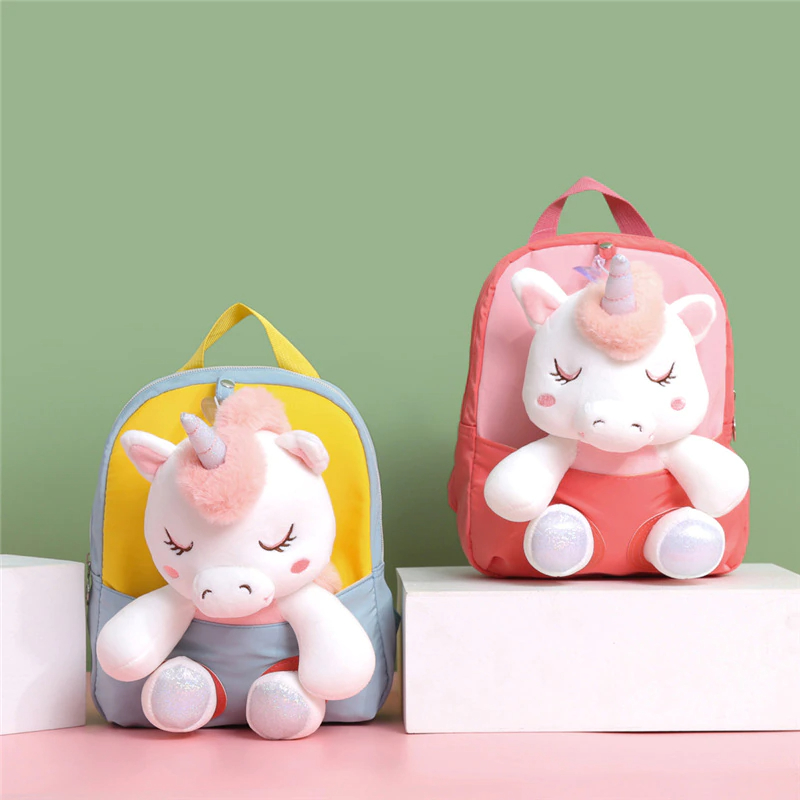 Due zaini con unicorni addormentati