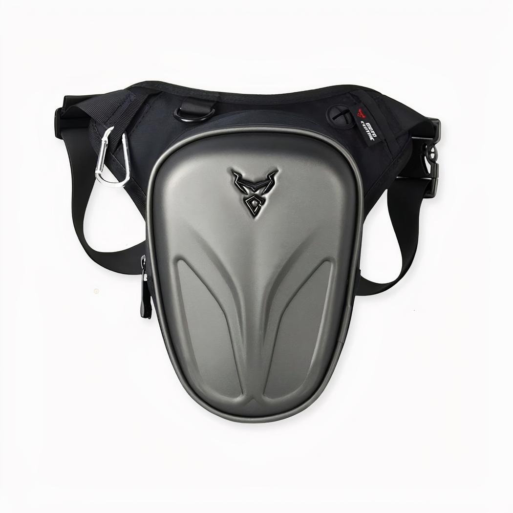 Zaino da moto con guscio rigido di alta qualità in grigio su sfondo grigio chiaro.