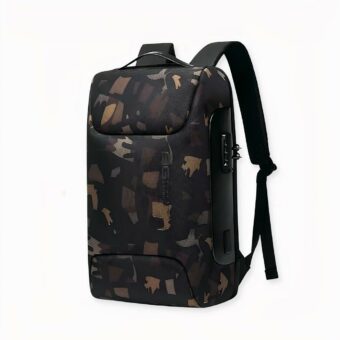 L'ergonomico Zaino Deluxe Camouflage è l'accessorio perfetto per l'uomo o la donna moderna in movimento. Il suo design elegante e i comodi spallacci lo rendono ideale per trasportare tutti i suoi oggetti essenziali, mentre la stampa mimetica le assicura un look sempre elegante.