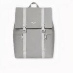 Sta cercando uno zaino per computer elegante e pratico che mantenga la sua attrezzatura al sicuro e all'asciutto? Non cerchi oltre l'ergonomico zaino porta computer impermeabile grigio. Questo zaino presenta un elegante design grigio e un esterno resistente all'acqua che proteggerà i suoi effetti personali dagli elementi. Lo zaino presenta anche un design ergonomico che distribuisce il peso della sua attrezzatura in modo uniforme, rendendolo più comodo da trasportare. Grazie all'ampio spazio per riporre tutta la sua attrezzatura, lo zaino per computer grigio, ergonomico e impermeabile, è la scelta perfetta per ogni professionista in movimento.