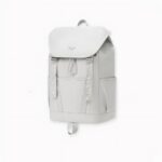 Sta cercando un nuovo zaino che abbia tutto? Dia un'occhiata al nostro zaino ergonomico, impermeabile e di grande capacità, di colore grigio! Questo zaino è perfetto per chi cerca stile, comfort e funzionalità. Il design ergonomico di questo zaino significa che sarà comodo da indossare, anche quando si trasporta molto peso. Grazie all'imbottitura degli spallacci e del pannello posteriore, non soffrirà di dolori alle spalle e alla schiena, anche se trasporta libri di testo pesanti o attrezzatura da trekking. Inoltre, la grande capacità le consentirà di portare in valigia tutto ciò che le serve, sia per un'escursione di un giorno che per un viaggio di una settimana. Oh, e abbiamo detto che è anche impermeabile? Ciò significa che le sue cose rimarranno asciutte, qualunque sia il tempo fuori. Sia che si trovi sotto un acquazzone improvviso o che stia facendo un'escursione in un bosco umido, la sua roba rimarrà bella asciutta. Quindi, se sta cercando uno zaino versatile, comodo ed elegante, non cerchi oltre il nostro zaino ergonomico impermeabile di grande capacità in grigio!