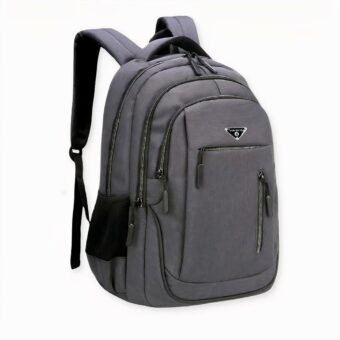 Quando cerca un nuovo zaino, vuole qualcosa che sia comodo da indossare, che offra molto spazio e che sia anche bello da vedere. Lo Zaino Ergonomico di Grande Capacità Grigio Scuro ha tutte queste caratteristiche e molto di più. Questo zaino è stato progettato per essere comodo da indossare, anche quando è pieno di cose. Gli spallacci regolabili consentono di ottenere facilmente la vestibilità perfetta, e il pannello posteriore imbottito assicura che non si sentirà a disagio anche se lo indossa per lunghi periodi. Inoltre, il colore grigio scuro è perfetto per uomini e donne. Se sta cercando uno zaino che offra molto spazio, questa è l'opzione perfetta. Dispone di un ampio scomparto principale e di diverse tasche più piccole, in modo da poter organizzare facilmente tutte le sue cose. E con una capacità di peso di 15 kg, può mettere in valigia tutto ciò che le serve per un weekend di vacanza o un viaggio prolungato. Quindi, se sta cercando un nuovo zaino comodo, elegante e spazioso, lo Zaino Ergonomico di Grande Capacità Grigio Scuro è l'opzione perfetta.