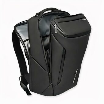 Uno zaino porta computer nero su sfondo bianco. Ha tasche laterali e due spallacci neri sul retro. Ha uno stile moderno.