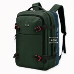 Un grande zaino verde su sfondo bianco. Ha quattro cerniere nere e rosse sul davanti, una maniglia in alto e due spallacci sul retro.