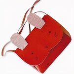 Questa deliziosa borsa a tracolla a forma di coniglietto è la compagna perfetta per i bambini che amano giocare e imparare. È progettata per il comfort e la praticità, con una tracolla regolabile per un facile trasporto. Realizzata in tessuto resistente e lavabile, questa borsa a tracolla presenta un grazioso coniglietto rosa con orecchie morbide e setose e una coda ondeggiante.