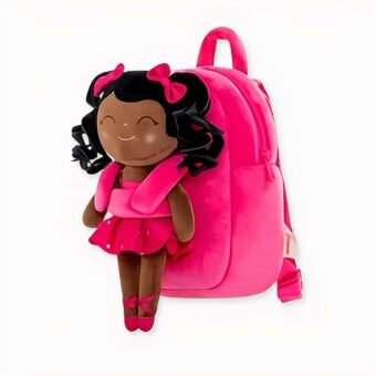 zaino per bambini di prima elementare, di colore rosa, con una bambola di peluche di una bambina vestita da ballerina di danza classica sul davanti, una ragazza di colore, sorridente e con gli occhi chiusi.