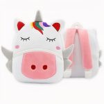 Zaino scolastico in velluto a forma di testa di unicorno bianco con una piccola criniera multicolore e un muso rosa, mostrato dal davanti e sullo sfondo. Lo zaino è mostrato anche dal retro, dove si vedono le cinghie rosa.