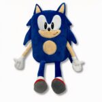 Zaino blu a forma di peluche del personaggio Sonic su sfondo grigio chiaro