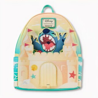 Piccolo zaino per bambini con Stitch in un'ambientazione da spiaggia, su uno sfondo grigio chiaro