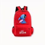 Zaino rosso per bambini con il personaggio Stitch sul davanti e la scritta Lilo e Stitch sulla tasca anteriore, su sfondo grigio chiaro