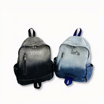 2 zaini in denim per bambini personalizzati con i nomi di Yossi e Sophia nei colori blu e nero sfumati su sfondo grigio chiaro