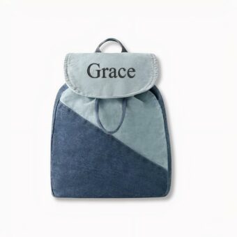 Zaino da bambino in denim blu personalizzato con il nome di Grace su sfondo grigio chiaro
