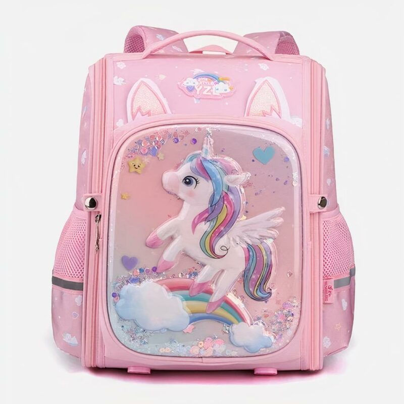 Foto di uno zaino rosa con un disegno di unicorno. È bianca con criniera e coda color arcobaleno. Galoppa su un arcobaleno ed è circondata da cuori e stelle, oltre che da brillantini. Il tutto in rilievo. Ci sono anche due orecchie da unicorno sopra la borsa e due piccole tasche portaoggetti sui lati.