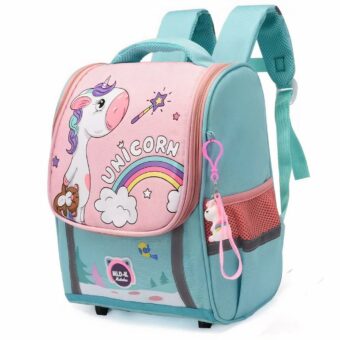 Zaino a tema unicorno in blu e rosa pastello. La patta rosa presenta un unicorno che tiene un orsacchiotto marrone nella sua zampa destra. C'è un arcobaleno con la scritta unicorno, una bacchetta magica e delle stelle. A destra dell'immagine, c'è un piccolo ciondolo con un motivo di unicorno bianco e rosa. Le sue orecchie e la sua coda sono un arcobaleno di blu, rosa e giallo. Lo sfondo è bianco.