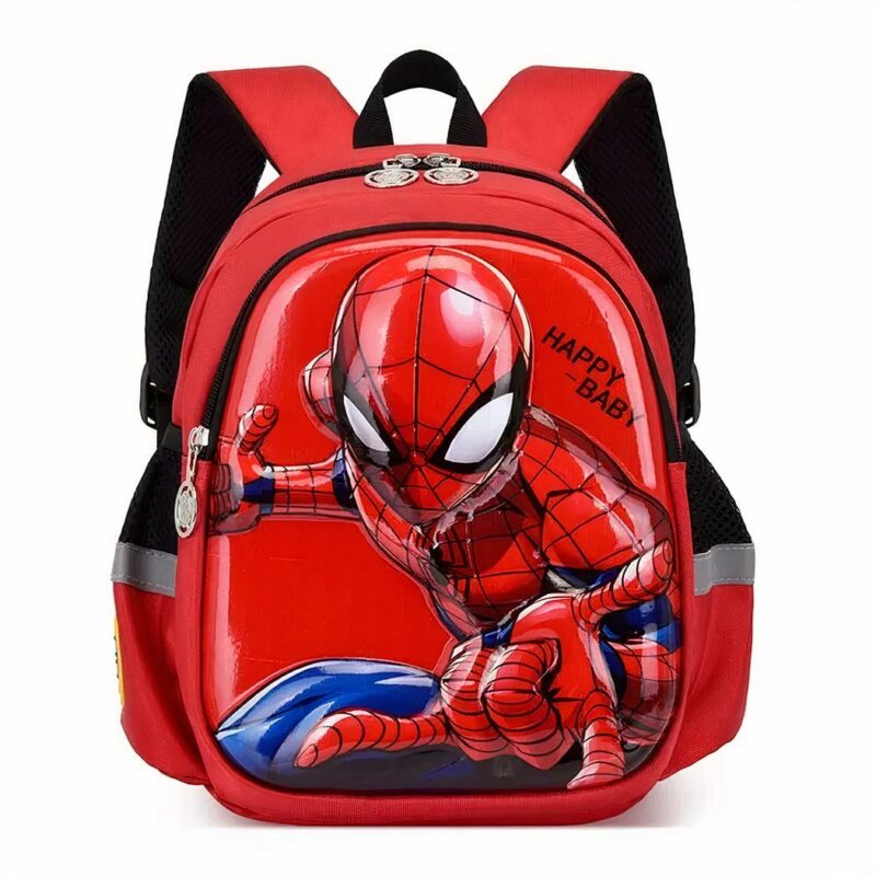 Foto di una borsa rossa di Spiderman, la tasca anteriore contiene un grande motivo di Spiderman che agita la mano per creare una ragnatela, lo sfondo è rosso brillante, con la scritta Happy Baby sul lato della testa. La borsa presenta due strisce riflettenti, mentre il retro della borsa e gli spallacci sono neri.