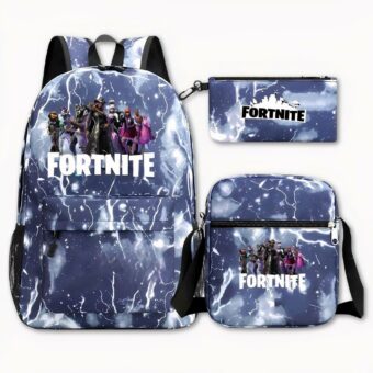 Foto di uno zaino Fortnite, un famoso videogioco. Lo zaino presenta una grafica con fulmini bianchi su sfondo blu. La parte anteriore della borsa presenta l'immagine di un personaggio del gioco, con la scritta Fortnite in bianco sotto. A destra dell'immagine, in alto, c'è una borsa con il logo Fortnite in bianco e nero, con lo stesso design della borsa, poi in basso a destra, una borsa a tracolla con lo stesso design e motivo dello zaino. Lo sfondo è grigio chiaro.