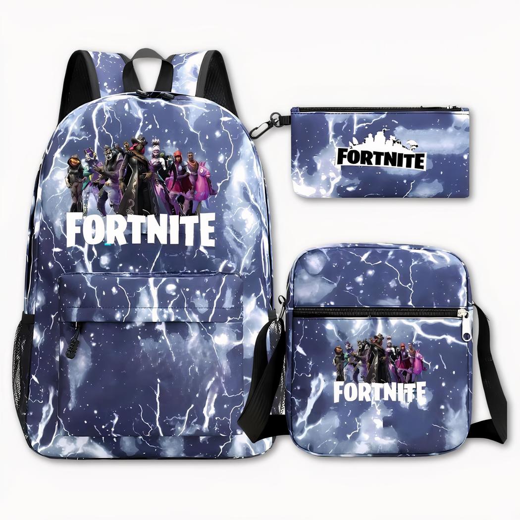 Foto di uno zaino Fortnite, un famoso videogioco. Lo zaino presenta una grafica con fulmini bianchi su sfondo blu. La parte anteriore della borsa presenta l'immagine di un personaggio del gioco, con la scritta Fortnite in bianco sotto. A destra dell'immagine, in alto, c'è una borsa con il logo Fortnite in bianco e nero, con lo stesso design della borsa, poi in basso a destra, una borsa a tracolla con lo stesso design e motivo dello zaino. Lo sfondo è grigio chiaro.