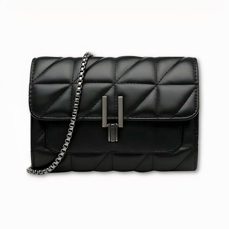 IMG_06_2024_Sacoche_à_bandoulière_chic_avec_chaine_0.jpeg Borsa a tracolla da donna. È nera con un aspetto trapuntato in ecopelle. Si chiude con una fibbia in metallo nero e si indossa con una tracolla a catena. Lo sfondo è grigio chiaro.