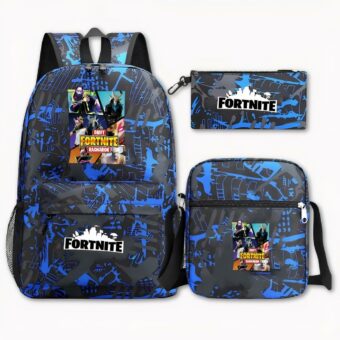 Foto di un set di zaini Fortnite. Che comprende uno zaino con motivi astratti neri e blu, un'immagine di personaggi del videogioco, sulla tasca anteriore il logo Fortnite in bianco e nero. Poi c'è un portamatite con lo stesso design e logo. La borsa a tracolla contiene la stessa immagine della borsa e lo stesso design. Il tutto su uno sfondo grigio chiaro.