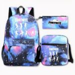 Foto di uno zaino Fortnite con tema galassia rosa, viola e blu. Lo sfondo è lo spazio con le stelle. Sulla parte anteriore della borsa, ci sono sei personaggi sotto forma di ombre bianche, ognuno dei quali esegue una danza diversa con Fortnite scritto in bianco sopra. A destra dell'immagine c'è una borsa con lo stesso design, ma con il logo Fortnite scritto in nero. La borsa a tracolla ha lo stesso disegno e motivo dello zaino. Il tutto su uno sfondo grigio chiaro.