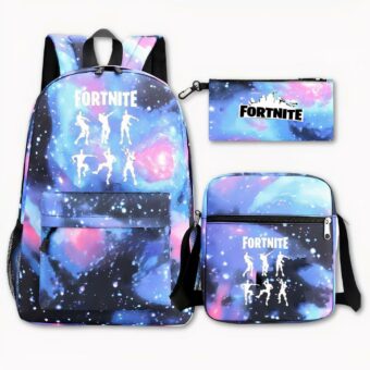 Foto di uno zaino Fortnite con tema galassia rosa, viola e blu. Lo sfondo è lo spazio con le stelle. Sulla parte anteriore della borsa, ci sono sei personaggi sotto forma di ombre bianche, ognuno dei quali esegue una danza diversa con Fortnite scritto in bianco sopra. A destra dell'immagine c'è una borsa con lo stesso design, ma con il logo Fortnite scritto in nero. La borsa a tracolla ha lo stesso disegno e motivo dello zaino. Il tutto su uno sfondo grigio chiaro.