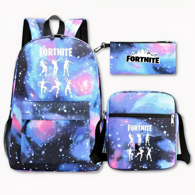 Foto di uno zaino Fortnite con tema galassia rosa, viola e blu. Lo sfondo è lo spazio con le stelle. Sulla parte anteriore della borsa, ci sono sei personaggi sotto forma di ombre bianche, ognuno dei quali esegue una danza diversa con Fortnite scritto in bianco sopra. A destra dell'immagine c'è una borsa con lo stesso design, ma con il logo Fortnite scritto in nero. La borsa a tracolla ha lo stesso disegno e motivo dello zaino. Il tutto su uno sfondo grigio chiaro.