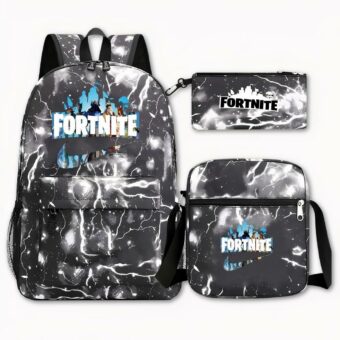 Foto di uno zaino Fortnite. Il design è un tema elettrico in grigio e nero. Sullo zaino a sinistra dell'immagine, c'è un disegno con la scritta Fortnite in bianco con i personaggi sul retro, sotto c'è il marchio Nique con lo stesso sfondo dell'immagine dei personaggi. A destra dell'immagine, c'è una borsa con lo stesso design, ma con un logo scritto Fortnite in nero, e in basso a destra dell'immagine una borsa a tracolla con lo stesso design e logo dello zaino. Lo sfondo dell'immagine è grigio chiaro.