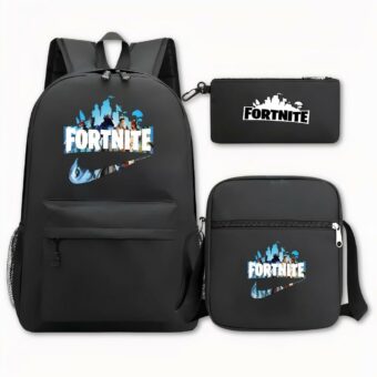 Foto di uno zaino Fortnite. È di colore nero, lo zaino a sinistra della foto ha la scritta Fortnite in bianco sulla parte anteriore, sullo sfondo c'è un'immagine di diversi personaggi, poi sotto c'è il marchio Nike con la stessa immagine sullo sfondo. A destra della foto, in alto, c'è una borsa con il logo Fortnite in nero. In basso a destra, c'è una borsa a tracolla con gli stessi motivi dello zaino. Lo sfondo è grigio chiaro.