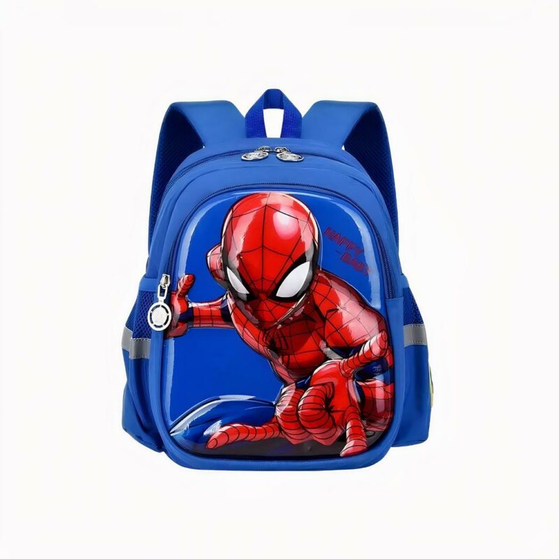 IMG_06_2024_sac_dos_spiderman_happy_baby Foto di una borsa rossa di Spiderman, la tasca anteriore presenta un grande motivo di Spiderman che agita la mano per creare una ragnatela, lo sfondo è rosso brillante, con la scritta Happy Baby sul lato della testa. La borsa presenta due strisce riflettenti, mentre il retro della borsa e gli spallacci sono neri.