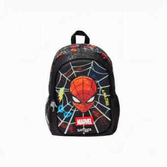 Foto di uno zaino Spiderman, è nero con motivi a ragnatela, la testa rossa di Spiderman è al centro, così come la scritta in stile manga. Intorno ai bordi della borsa ci sono diversi motivi di teste di Spiderman con diverse scritte in stile manga. C'è anche il logo Marvel sotto la testa di Spiderman. Lo sfondo della foto è bianco.