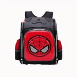 Foto di uno zaino Spiderman. È nero e rosso. Sulla copertina anteriore, c'è il volto di Spiderman in un cerchio. La lettera A è impressa in alto. In alto a sinistra dell'immagine c'è il logo Disney e Marvel. Lo sfondo della foto è bianco.