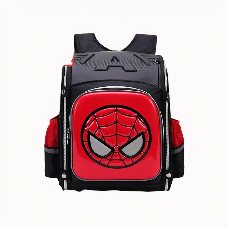 Foto di uno zaino Spiderman. È nero e rosso. Sulla copertina anteriore, c'è il volto di Spiderman in un cerchio. La lettera A è impressa in alto. In alto a sinistra dell'immagine c'è il logo Disney e Marvel. Lo sfondo della foto è bianco.