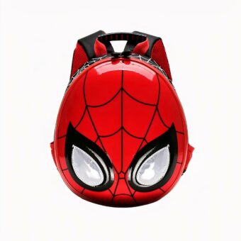 Foto di una borsa di Spiderman, è rossa e nera e rappresenta il suo volto con ragnatele. Ha la forma di un uovo, la parte anteriore della borsa è lucida e i suoi occhi sono bianchi con un contorno nero. Il logo Marvel è in rosso in alto a sinistra dell'immagine. Lo sfondo è bianco.