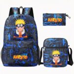 Zaino blu e nero con la testa di Naruto sulla parte superiore della borsa. La scritta Naruto sulla tasca anteriore in tonalità arancione. A destra, una borsa a tracolla e un portamatite abbinati.