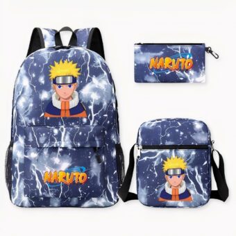 Foto di uno zaino Naruto, con fulmini bianchi su sfondo blu. Sulla parte superiore della borsa c'è un disegno di Naruto, con una fascia blu e una placca grigia. È vestito con un cappotto arancione, blu e beige. A destra della foto, ci sono una borsa a tracolla e un portamatite con lo stesso design della borsa.
