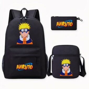 Foto di uno zaino Naruto, con il nero come colore principale. Si vede il volto di Naruto sulla parte anteriore dello zaino, vestito con il suo cappotto blu, arancione e beige e con una fascia blu con una toppa grigia. I suoi capelli sono gialli con le punte. A destra dell'immagine, ci sono una borsa a tracolla e un portamatite, entrambi con lo stesso motivo dello zaino.
